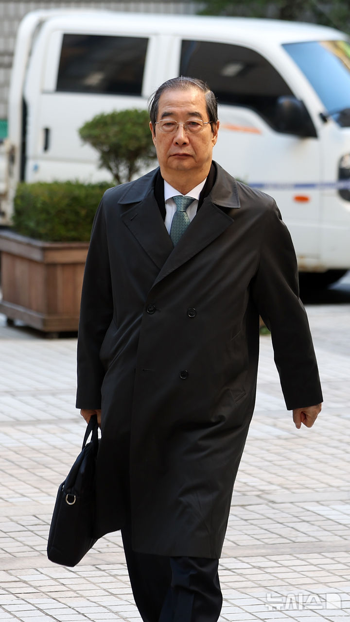 [서울=뉴시스] 김선웅 기자 = 한덕수 전 국무총리가 10일 서울 서초구 서울중앙지법에서 열린 내란방조·위증 등 혐의 7차 공판에 출석하고 있다. 2025.11.10. mangusta@newsis.com