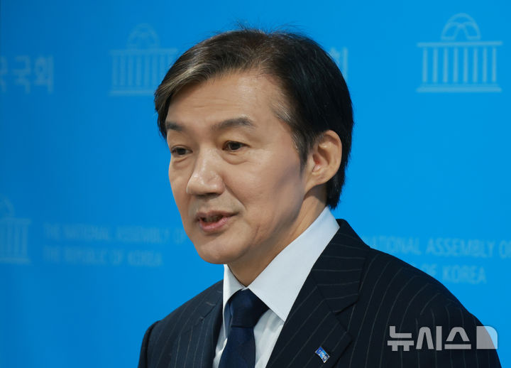 [서울=뉴시스] 고승민 기자 = 조국 전 조국혁신당 비상대책위원장이 10일 서울 여의도 국회 소통관에서 당대표 출마 선언 후 취재진 질문에 답하고 있다. 2025.11.10. kkssmm99@newsis.com