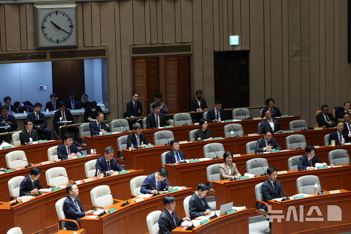 [서울=뉴시스] 김금보 기자 = 국무위원들이 10일 오전 서울 여의도 국회에서 열린 제429회국회(정기회) 예산결산특별위원회 제5차 전체회의에 출석해 있다. 2025.11.10. kgb@newsis.com