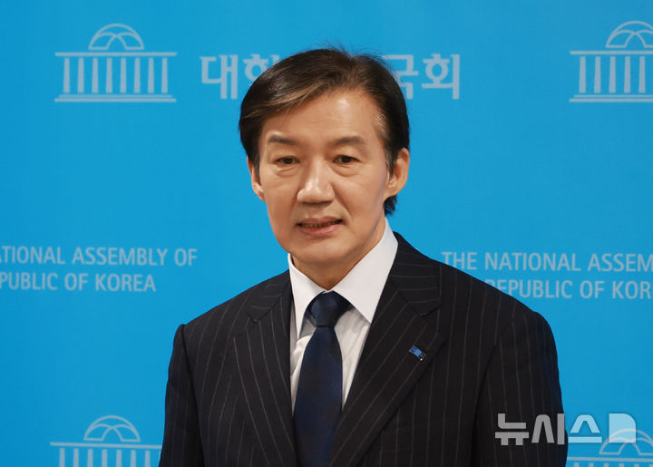 [서울=뉴시스] 고승민 기자 = 조국 전 조국혁신당 비상대책위원장이 10일 서울 여의도 국회 소통관에서 당대표 출마 선언 후 취재진 질문에 답하고 있다. 2025.11.10. kkssmm99@newsis.com