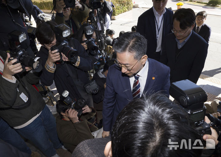 [과천=뉴시스] 김근수 기자 = 정성호 법무부 장관이 10일 오전 경기 과천시 법무부 청사로 출근길에 나서고 있다. 2025.11.10. ks@newsis.com
