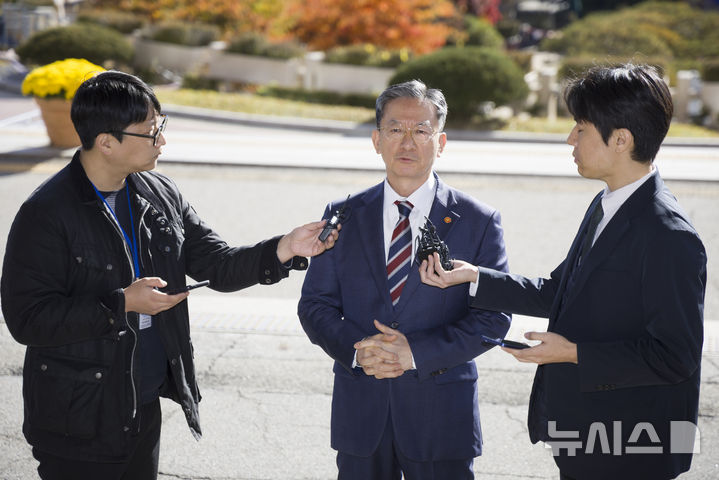 [과천=뉴시스] 김근수 기자 = 정성호 법무부 장관이 10일 오전 경기 과천시 법무부 청사로 출근길에서 검찰의 '대장동 항소 포기' 결정과 관련해 취재진 질문에 답하고 있다. 2025.11.10. ks@newsis.com