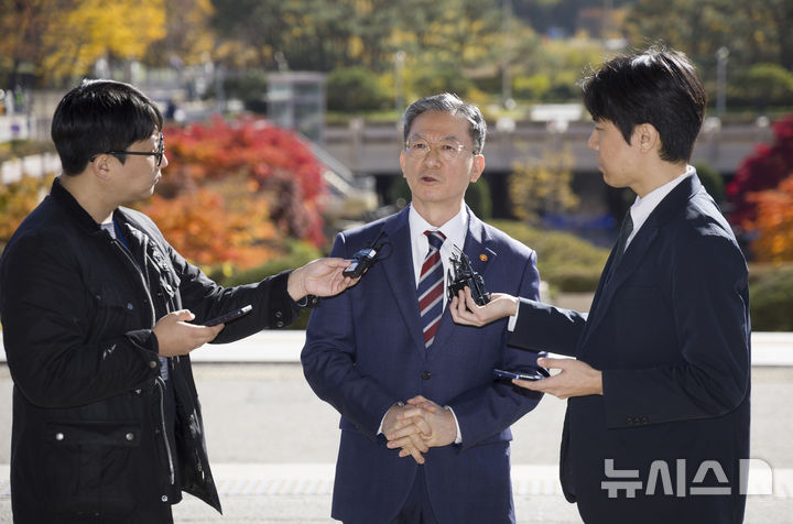 [과천=뉴시스] 김근수 기자 = 정성호 법무부 장관이 10일 오전 경기 과천시 법무부 청사로 출근길에서 검찰의 '대장동 항소 포기' 결정과 관련해 취재진 질문에 답하고 있다. 2025.11.10. ks@newsis.com