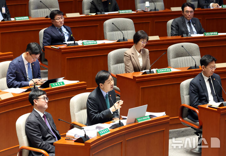 [서울=뉴시스] 김금보 기자 = 구윤철 경제부총리 겸 기획재정부 장관이 10일 오전 서울 여의도 국회에서 열린 제429회국회(정기회) 예산결산특별위원회 제5차 전체회의에서 의원질의에 답변하고 있다. 2025.11.10. kgb@newsis.com