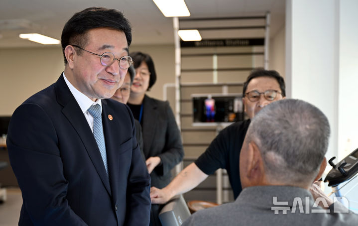 [광주=뉴시스] 이현행 기자 = 윤호중 행정안전부 장관이 10일 오전 광주 서구 화정동 국립트라우마치유센터를 찾아 국가폭력 피해자와 이야기를 나누고 있다. 2025.11.10. lhh@newsis.com