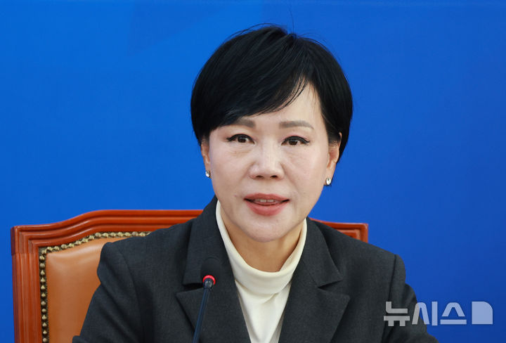 [서울=뉴시스] 고승민 기자 = 10일 서울 여의도 국회에서 열린 사법불신 극복·사법행정 정상화 TF 전체회의에서 전현희 TF 위원장이 발언하고 있다. 2025.11.10. kkssmm99@newsis.com