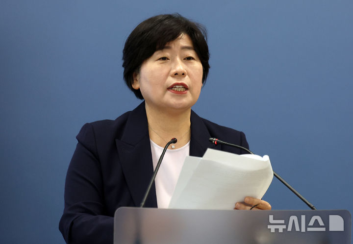 [서울=뉴시스] 김선웅 기자 = 내란특검팀 박지영 특검보가 10일 서울 서초구 서울고등검찰청에 위치한 내란 특검(특별검사 조은석)에서 브리핑을 하고 있다. 2025.11.10. mangusta@newsis.com