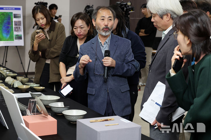 [서울=뉴시스] 박진희 기자 = 한성욱(가운데) 민족문화유산연구원 이사장이 10일 서울 종로구 고궁박물관에서 태안 마도해역 수중발굴 조사 성과 언론공개회에 참석하여 마도4호선에서 발굴된 분청사기를 설명하고 있다. 2025.11.10. pak7130@newsis.com