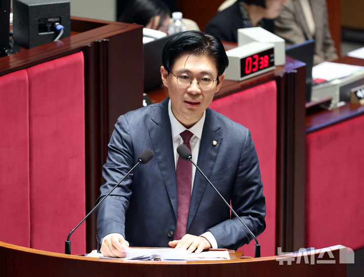[서울=뉴시스] 김금보 기자 = 조정훈 국민의힘 의원이 10일 오전 서울 여의도 국회에서 열린 제429회국회(정기회) 예산결산특별위원회 제5차 전체회의에서 질의를 하고 있다. 2025.11.10. kgb@newsis.com