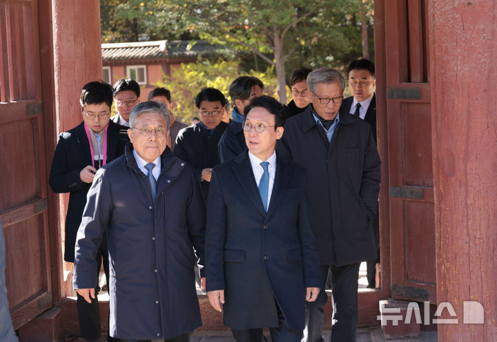 [서울=뉴시스] 청사사진기자단 = 김민석 국무총리가 10일 서울 종로구 유네스코 세계문화유산인 종묘를 찾아 최근 서울시의 세운상가 재개발 계획에 따른 영향을 살펴보고 대책을 점검하고 있다. 이날 종묘 방문에는 허민 국가유산청장, 유홍준 국립박물관장 등이 함께 했다. 2025.11.10. photo@newsis.com