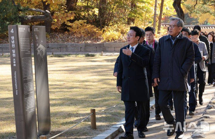 [서울=뉴시스] 청사사진기자단 = 김민석 국무총리가 10일 서울 종로구 유네스코 세계문화유산인 종묘를 찾아 최근 서울시의 세운상가 재개발 계획에 따른 영향을 살펴보고 대책을 점검하고 있다. 이날 종묘 방문에는 허민 국가유산청장, 유홍준 국립박물관장 등이 함께 했다. 2025.11.10. photo@newsis.com