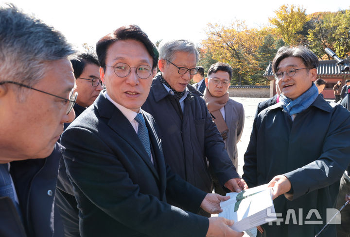 [서울=뉴시스] 청사사진기자단 = 김민석 국무총리가 10일 서울 종로구 유네스코 세계문화유산인 종묘를 찾아 최근 서울시의 세운상가 재개발 계획에 따른 영향을 살펴보고 대책을 점검하고 있다. 이날 종묘 방문에는 허민 국가유산청장, 유홍준 국립박물관장 등이 함께 했다. 2025.11.10. photo@newsis.com