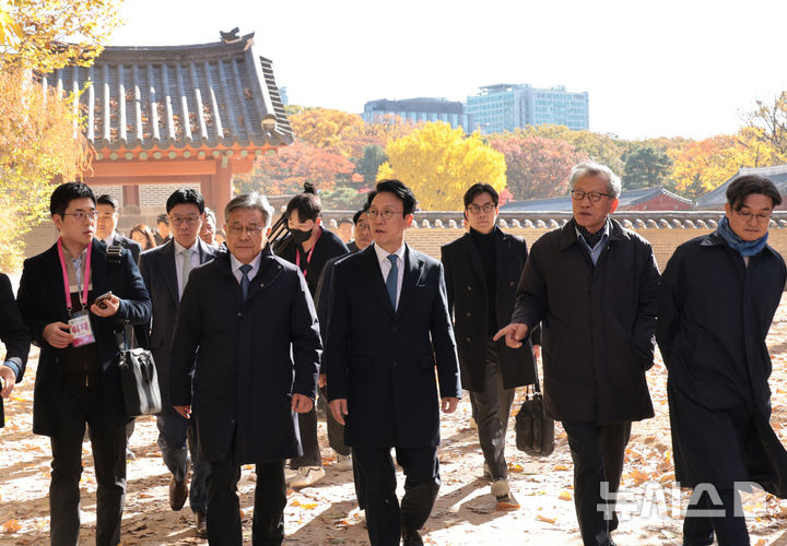 [서울=뉴시스] 청사사진기자단 = 김민석 국무총리가 10일 서울 종로구 유네스코 세계문화유산인 종묘를 찾아 최근 서울시의 세운상가 재개발 계획에 따른 영향을 살펴보고 대책을 점검하고 있다. 이날 종묘 방문에는 허민 국가유산청장, 유홍준 국립박물관장 등이 함께 했다. 2025.11.10. photo@newsis.com