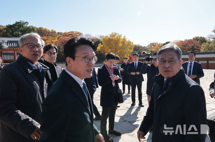 [서울=뉴시스] 청사사진기자단 = 김민석 국무총리가 10일 서울 종로구 유네스코 세계문화유산인 종묘를 찾아 최근 서울시의 세운상가 재개발 계획에 따른 영향을 살펴보고 대책을 점검하고 있다. 이날 종묘 방문에는 허민 국가유산청장, 유홍준 국립박물관장 등이 함께 했다. 2025.11.10. photo@newsis.com