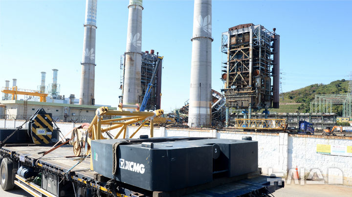 [울산=뉴시스] 배병수 기자 = 지난 10일 울산화력발전소 보일러 타워 5호기 붕괴 사고 현장에서 인접한 4·6호기 발파·해체를 위한 사전작업이 진행되고 있다. 2025.11.10. bbs@newsis.com