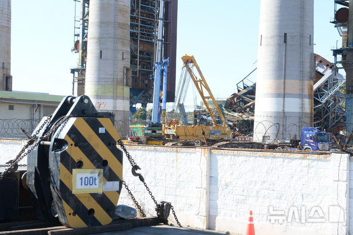[울산=뉴시스] 배병수 기자 = 지난 10일 오전 울산화력발전소 붕괴 현장에서 매몰자에 대한 구조 및 수색 작업을 잠시 중단한 채 철거작업을 위한 차량들이 발파 준비를 위해 현장으로 들어가고 있다.2025.11.10.bbs@newsis.com.