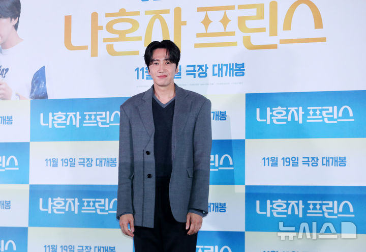 [서울=뉴시스] 김혜진 기자 = 배우 이광수가 10일 오후 서울 용산구 CGV용산아이파크몰에서 열린 영화 '나혼자 프린스'(감독 김성훈) 언론시사회에서 포즈를 취하고 있다. 2025.11.10. jini@newsis.com