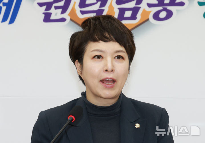 [서울=뉴시스] 고승민 기자 = 김은혜 국민의힘 의원이 10일 서울 여의도 국회에서 서울 및 성남 등 지역 당협위원장들과 10·15 부동산 대책 관련 기자회견을 하고 있다. 2025.11.10. kkssmm99@newsis.com