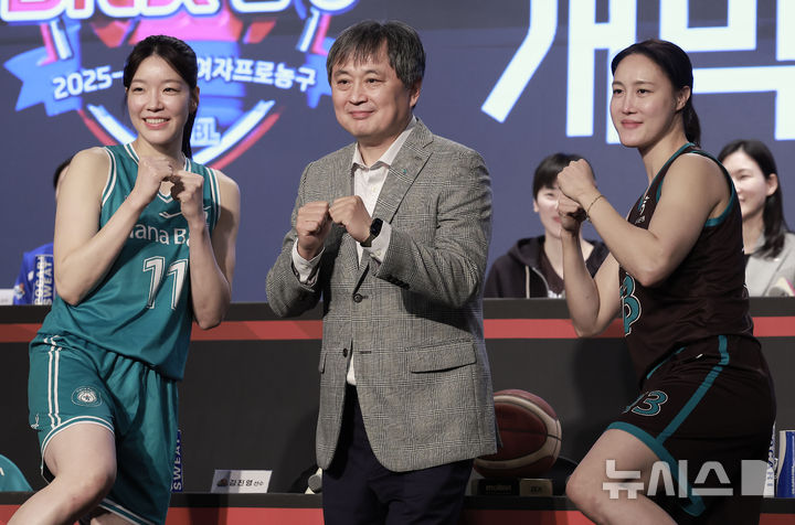 [서울=뉴시스] 정병혁 기자 = 10일 서울 강서구 메이필드호텔에서 열린 BNK 금융 2025-2026 여자프로농구 개막 미디어데이에서 이상범 하나은행 감독과 김정은, 양인영이 포즈를 취하고 있다. 2025.11.10. jhope@newsis.com