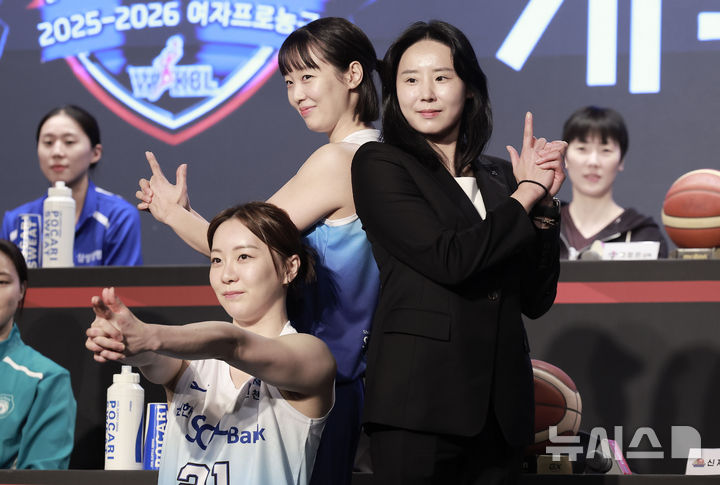 [서울=뉴시스] 정병혁 기자 = 10일 서울 강서구 메이필드호텔에서 열린 BNK 금융 2025-2026 여자프로농구 개막 미디어데이에서 최윤아 신한은행 감독과 신지현, 김진영이 포즈를 취하고 있다. 2025.11.10. jhope@newsis.com
