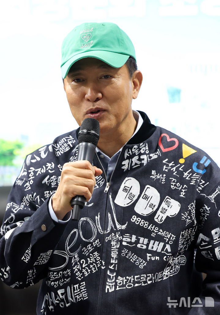 [서울=뉴시스] 배훈식 기자 = 오세훈 서울시장이 10일 오후 서울 영등포구 여의나루역 러너스테이션에서 열린 '지속 가능한 러닝문화 조성을 위한 간담회' 에서 발언하고 있다. 2025.11.10. dahora83@newsis.com