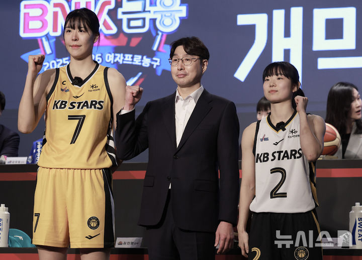 [서울=뉴시스] 정병혁 기자 = 10일 서울 강서구 메이필드호텔에서 열린 BNK 금융 2025-2026 여자프로농구 개막 미디어데이에서 김완수 KB스타즈 감독과 강이슬, 박지수가 포즈를 취하고 있다. 2025.11.10. jhope@newsis.com