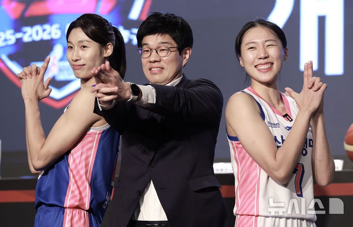 [서울=뉴시스] 정병혁 기자 = 10일 서울 강서구 메이필드호텔에서 열린 BNK 금융 2025-2026 여자프로농구 개막 미디어데이에서 하상윤 삼성생명 감독과 이해란, 강유림이 포즈를 취하고 있다. 2025.11.10. jhope@newsis.com