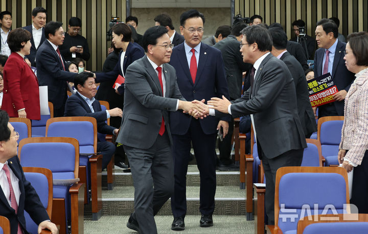 [서울=뉴시스] 김금보 기자 = 송언석 국민의힘 원내대표와 유상범 원내운영수석부대표가 10일 오후 서울 여의도 국회에서 열린 의원총회에 출석하며 의원들과 인사하고 있다. 2025.11.10. kgb@newsis.com