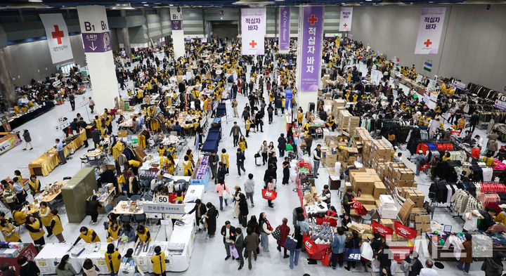 [서울=뉴시스] 홍효식 기자 = 10일 서울 강남구 코엑스에서 열린 2025 적십자 바자에서 시민들이 물품을 구입하고 있다. 2025.11.10. yesphoto@newsis.com