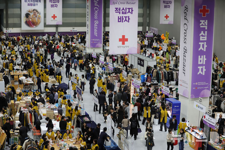 [서울=뉴시스] 홍효식 기자 = 10일 서울 강남구 코엑스에서 열린 2025 적십자 바자에서 시민들이 물품을 구입하고 있다. 2025.11.10. yesphoto@newsis.com