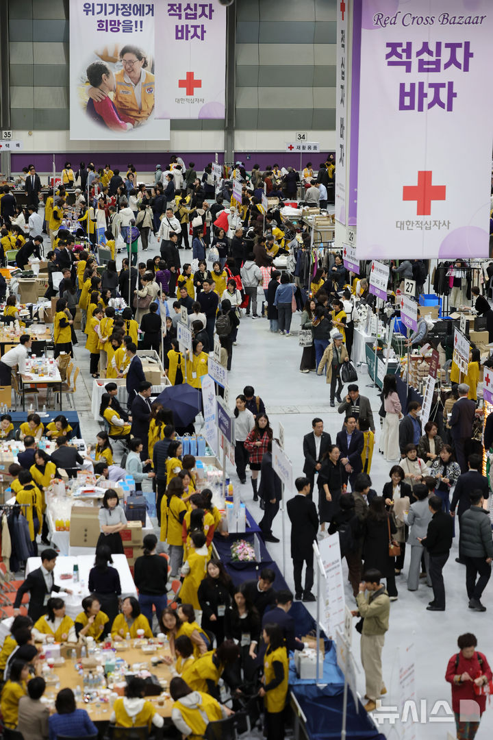 [서울=뉴시스] 홍효식 기자 = 10일 서울 강남구 코엑스에서 열린 2025 적십자 바자에서 시민들이 물품을 구입하고 있다. 2025.11.10. yesphoto@newsis.com