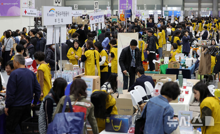 [서울=뉴시스] 홍효식 기자 = 10일 서울 강남구 코엑스에서 열린 2025 적십자 바자에서 시민들이 물품을 구입하고 있다. 2025.11.10. yesphoto@newsis.com