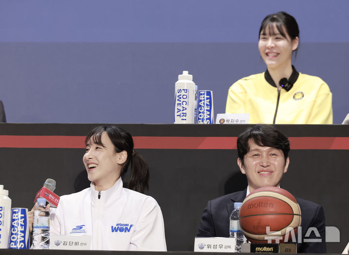 [서울=뉴시스] 정병혁 기자 = 10일 서울 강서구 메이필드호텔에서 열린 BNK 금융 2025-2026 여자프로농구 개막 미디어데이에서 우리은행 김단비가 질문에 답하며 웃고 있다. 2025.11.10. jhope@newsis.com