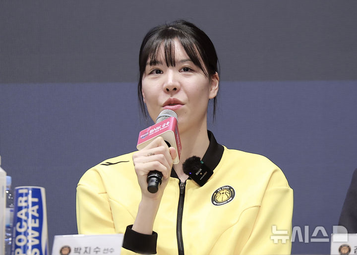 [서울=뉴시스] 정병혁 기자 = 10일 서울 강서구 메이필드호텔에서 열린 BNK 금융 2025-2026 여자프로농구 개막 미디어데이에서 KB스타즈 박지수가 질문에 답하고 있다. 2025.11.10. jhope@newsis.com