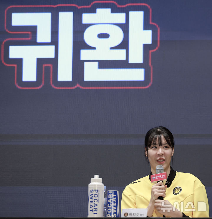 [서울=뉴시스] 정병혁 기자 = 10일 서울 강서구 메이필드호텔에서 열린 BNK 금융 2025-2026 여자프로농구 개막 미디어데이에서 KB스타즈 박지수가 질문에 답하고 있다. 2025.11.10. jhope@newsis.com