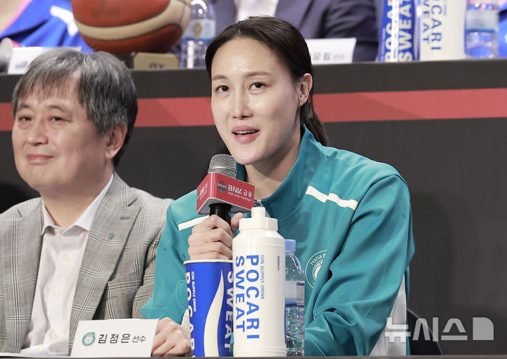 [서울=뉴시스] 정병혁 기자 = 10일 서울 강서구 메이필드호텔에서 열린 BNK 금융 2025-2026 여자프로농구 개막 미디어데이에서 하나은행 김정은이 질문에 답하고 있다. 2025.11.10. jhope@newsis.com