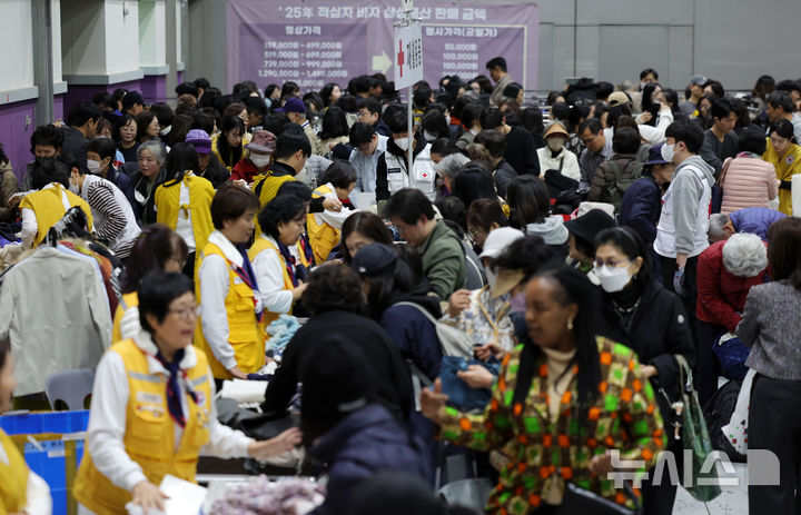 [서울=뉴시스] 홍효식 기자 = 10일 서울 강남구 코엑스에서 열린 2025 적십자 바자에서 시민들이 물품을 구입하고 있다. 2025.11.10. yesphoto@newsis.com