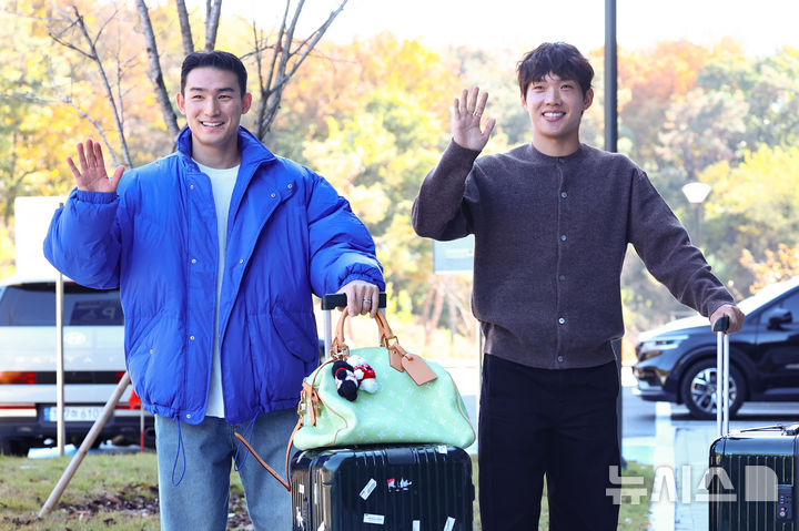 [천안=뉴시스] 황준선 기자 = 대한민국 축구 국가대표팀 조유민(왼쪽)과 이명재가 10일 오후 충남 천안시 대한민국축구종합센터에 입소하고 있다. 대한민국 축구 국가대표팀은 오는 14일 대전 월드컵경기장에서 볼리비아와 18일 서울월드컵경기장에서 가나와 11월 A매치 평가전을 치른다. 2025.11.10. hwang@newsis.com
