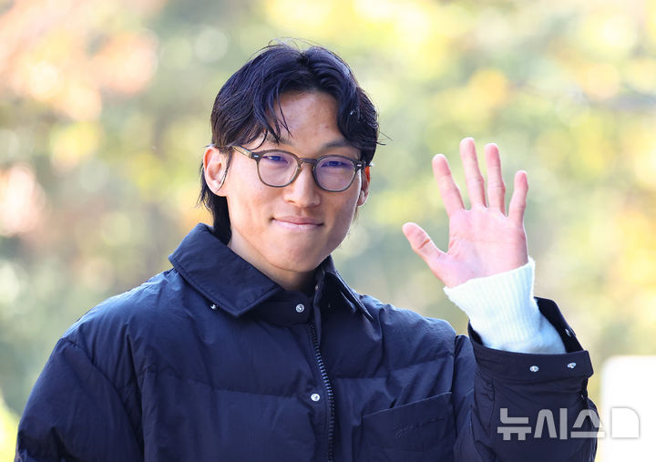 [천안=뉴시스] 황준선 기자 = 대한민국 축구 국가대표팀 김승규가 10일 오후 충남 천안시 대한민국축구종합센터에 입소하며 취재진에게 포즈를 취하고 있다. 대한민국 축구 국가대표팀은 오는 14일 대전 월드컵경기장에서 볼리비아와 18일 서울월드컵경기장에서 가나와 11월 A매치 평가전을 치른다. 2025.11.10. hwang@newsis.com