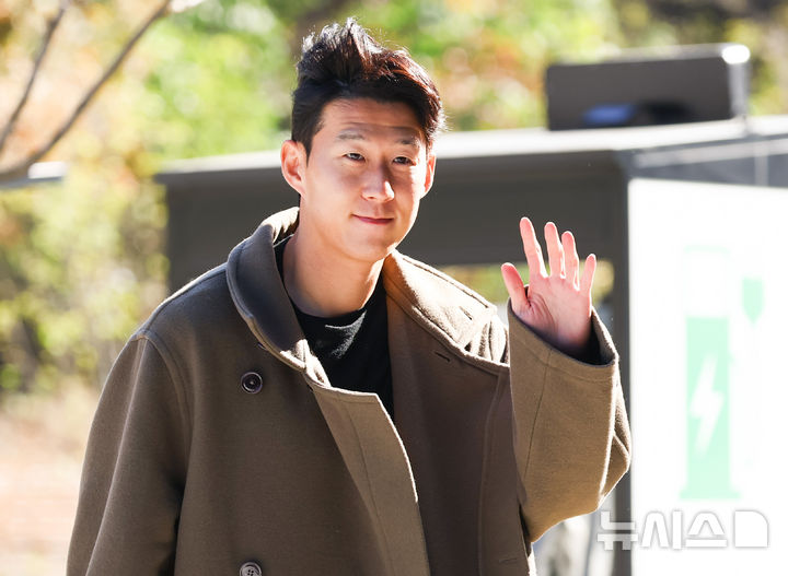 [천안=뉴시스] 황준선 기자 = 대한민국 축구 국가대표팀 주장 손흥민이 10일 오후 충남 천안시 대한민국축구종합센터에 입소하고 있다. 대한민국 축구 국가대표팀은 오는 14일 대전 월드컵경기장에서 볼리비아와 18일 서울월드컵경기장에서 가나와 11월 A매치 평가전을 치른다. 2025.11.10. hwang@newsis.com