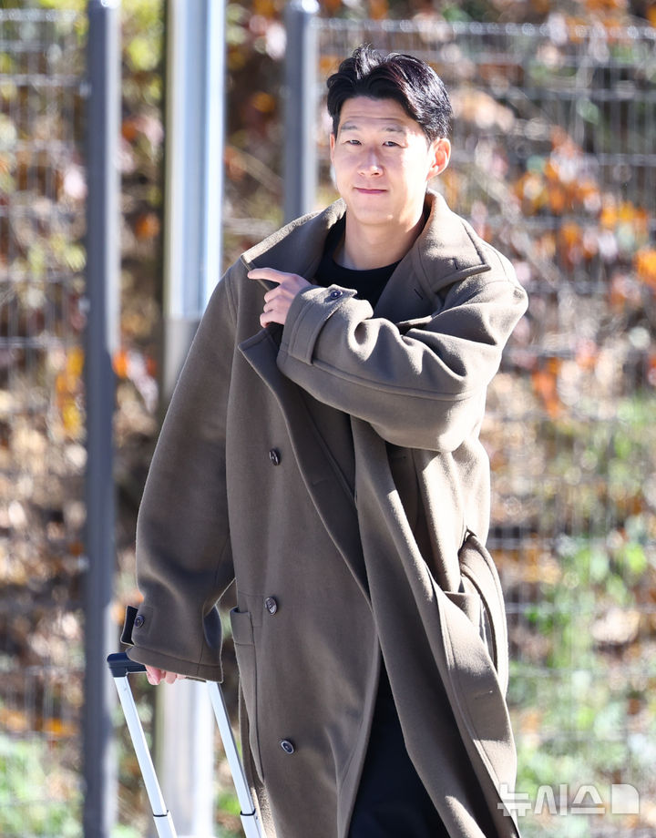 [천안=뉴시스] 황준선 기자 = 대한민국 축구 국가대표팀 주장 손흥민이 10일 오후 충남 천안시 대한민국축구종합센터에 입소하고 있다. 대한민국 축구 국가대표팀은 오는 14일 대전 월드컵경기장에서 볼리비아와 18일 서울월드컵경기장에서 가나와 11월 A매치 평가전을 치른다. 2025.11.10. hwang@newsis.com