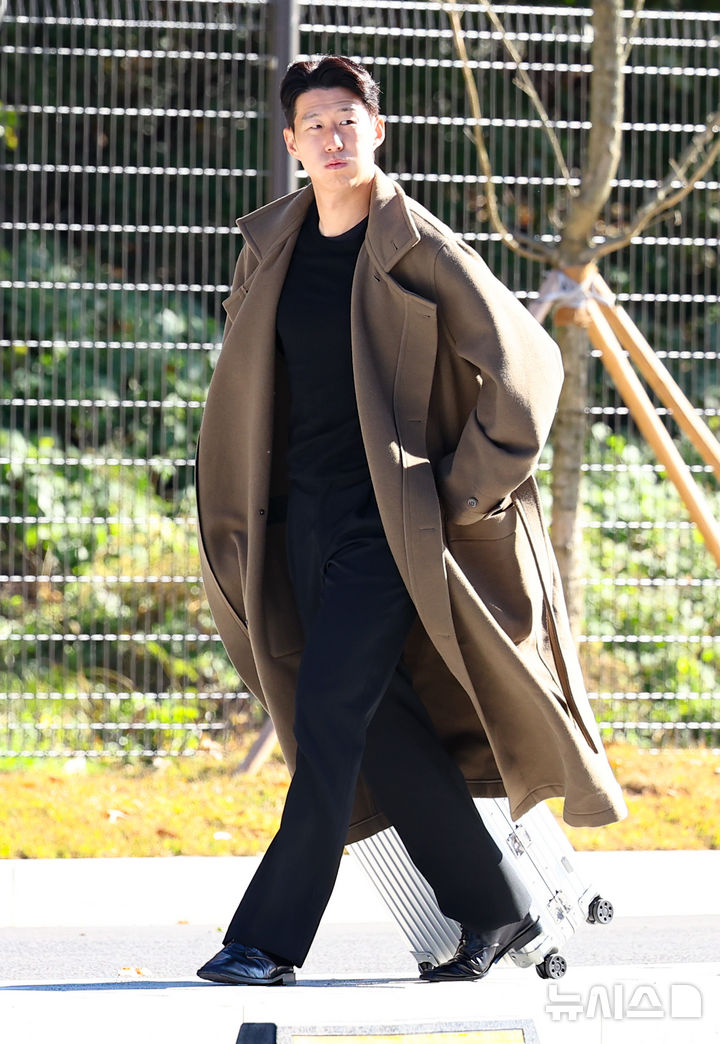 [천안=뉴시스] 황준선 기자 = 대한민국 축구 국가대표팀 주장 손흥민이 10일 오후 충남 천안시 대한민국축구종합센터에 입소하고 있다. 대한민국 축구 국가대표팀은 오는 14일 대전 월드컵경기장에서 볼리비아와 18일 서울월드컵경기장에서 가나와 11월 A매치 평가전을 치른다. 2025.11.10. hwang@newsis.com