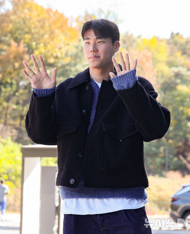 [천안=뉴시스] 황준선 기자 = 대한민국 축구 국가대표팀 송범근이 10일 오후 충남 천안시 대한민국축구종합센터에 입소하며 취재진에게 포즈를 취하고 있다. 대한민국 축구 국가대표팀은 오는 14일 대전 월드컵경기장에서 볼리비아와 18일 서울월드컵경기장에서 가나와 11월 A매치 평가전을 치른다. 2025.11.10. hwang@newsis.com