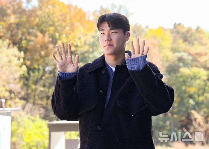 [천안=뉴시스] 황준선 기자 = 대한민국 축구 국가대표팀 송범근이 10일 오후 충남 천안시 대한민국축구종합센터에 입소하며 취재진에게 포즈를 취하고 있다. 대한민국 축구 국가대표팀은 오는 14일 대전 월드컵경기장에서 볼리비아와 18일 서울월드컵경기장에서 가나와 11월 A매치 평가전을 치른다. 2025.11.10. hwang@newsis.com