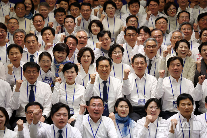 [광주(경기)=뉴시스] 김명년 기자 = 정청래 더불어민주당 대표가 10일 오후 경기 광주 곤지암리조트에서 열린 '2025년 전국지역위원장 워크숍'에서 당지도부 등 참석자들과 함께 기념촬영하고 있다. 2025.11.10. kmn@newsis.com