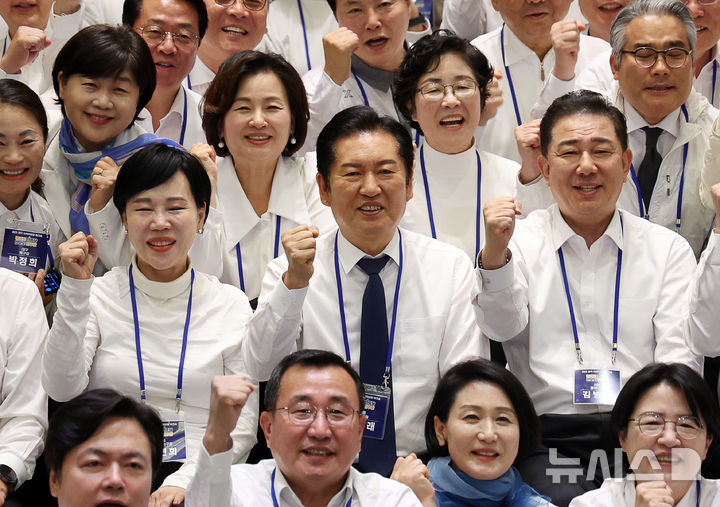 [광주(경기)=뉴시스] 김명년 기자 = 정청래 더불어민주당 대표가 10일 오후 경기 광주 곤지암리조트에서 열린 '2025년 전국지역위원장 워크숍'에서 당지도부 등 참석자들과 함께 기념촬영하고 있다. 2025.11.10. kmn@newsis.com