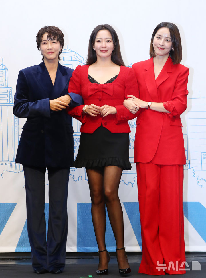 [서울=뉴시스] 김혜진 기자 = 배우 진서연(왼쪽부터), 김희선, 한혜진이 10일 오후 서울 마포구 스탠포드호텔에서 열린 티비조선 새 월화드라마 '다음생은 없으니까' 제작발표회에서 포즈를 취하고 있다. 2025.11.10. jini@newsis.com