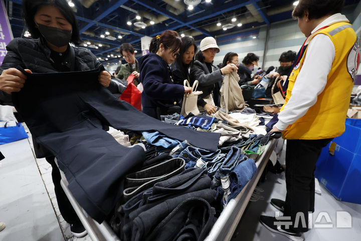 [서울=뉴시스] 홍효식 기자 = 10일 서울 강남구 코엑스에서 열린 2025 적십자 바자에서 시민들이 물품을 구입하고 있다. 2025.11.10. yesphoto@newsis.com