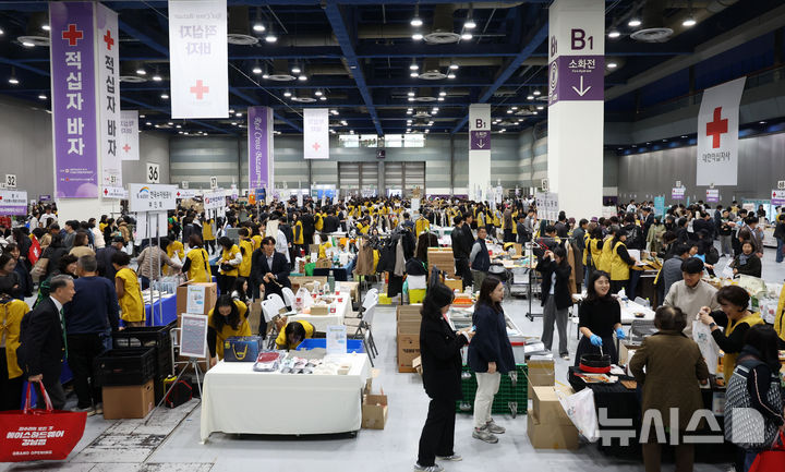 [서울=뉴시스] 홍효식 기자 = 10일 서울 강남구 코엑스에서 열린 2025 적십자 바자에서 시민들이 물품을 구입하고 있다. 2025.11.10. yesphoto@newsis.com