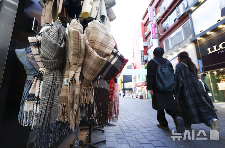 [서울=뉴시스] 김근수 기자 = 초겨울 날씨가 계속되는 10일 오후 서울 명동거리의 한 옷가게 앞에 목도리가 진열돼 있다. 2025.11.10. ks@newsis.com